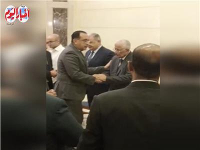 رئيس الوزراء يقدم واجب العزاء في وفاة زوجة طارق شوقي | فيديو
