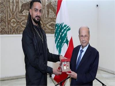 الرئيس اللبناني يمنح فرقة «مياس» وسام الإستحقاق الذهبي