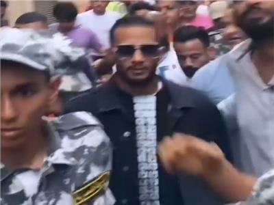 أهالي شبرا يتدافعون حول محمد رمضان أثناء تصوير «ع الزيرو» | فيديو