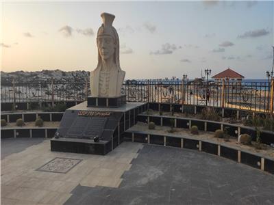 محافظ مطروح يشكّل لجنة لإزالة «تمثال كليوباترا» بعد إزالة «مسخ رمسيس»