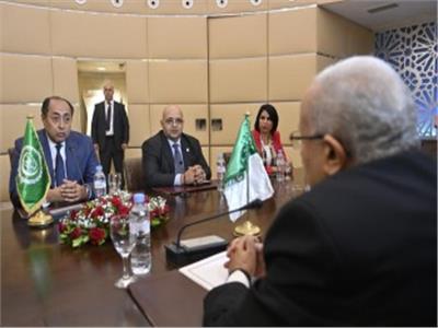 لعمامرة يبحث مع وفد الجامعة العربية ترتيبات عقد القمة العربية بالجزائر