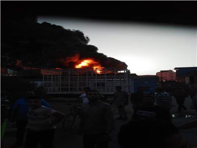 حريق هائل بالعاشر من رمضان .. والحماية المدنية تدفع بـ ٧ سيارات إطفاء| فيديو وصور