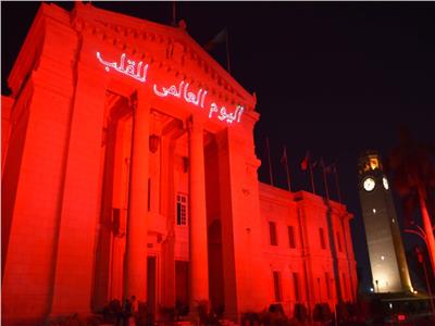 إضاءة قبة جامعة القاهرة باللون الأحمر احتفالًا باليوم العالمي للقلب| فيديو