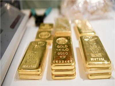 أسعار الذهب العالمية تخالف التوقعات وتنهي الأسبوع بمكاسب 16 دولار 