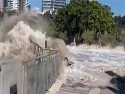 شاهد بالفيديو ..موجات سريعة تباغت أميركيين في ميامي