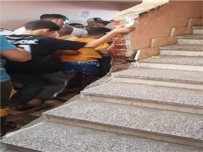 الأبنية التعليمية ترسل لجنة للتحقيق في سقوط سلم مدرسة المعتمدية 