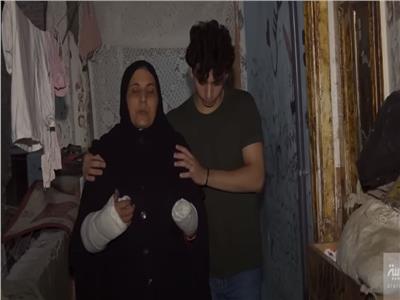 جريمة بشعة.. جار يقطع يدي شاب ووالدته أمام المارة في مصر |فيديو 