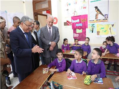محافظ المنيا يتابع انتظام سير العملية التعليمية بعدد من المدارس الحكومية والخاصة