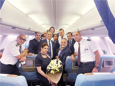 «مصر للطيران» تنظم استقبالا خاصا لطبيب أنقذ طفلا في الجو 