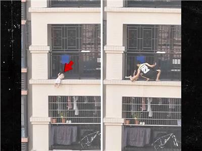 بالفيديو| صيني ينقذ طفلًا قبل سقوطه من الطابق السابع