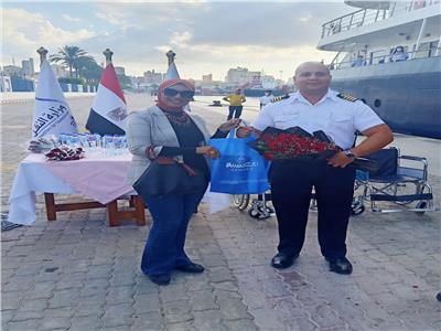 بالورود والهدايا وأعلام مصر.. ميناء الإسكندرية يستقبل 171 سائحًا أجنبيًا 