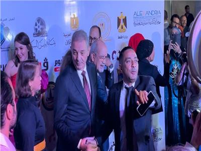 وصول محمود حميدة لتكريمه في حفل افتتاح الإسكندرية السينمائي
