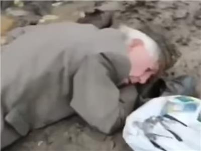 عجوز أوكراني يسقط في «الوحل» أثناء بحثه عن الطعام| فيديو