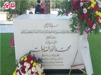 احتفالات المواطنين أمام النصب التذكاري بمناسبة ذكرى نصر أكتوبر| فيديو