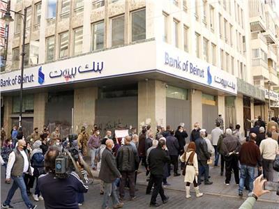 البنوك اللبنانية تغلق أبوابها أمام المودعين «حتى إشعار آخر»