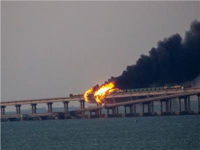 تعليق حركة المرور على جسر القرم بسبب اشتعال خزان وقود