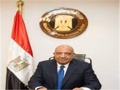 في زيارة مفاجئة.. وزير قطاع الأعمال العام يتفقد فرعين لـ«عمر أفندي» و«nit»