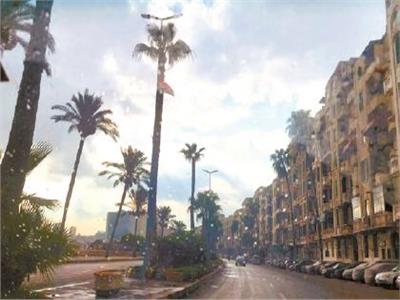 نسائم الشتاء تداعب الثغر ..  أمطار خفيفة وغيوم على أحياء الإسكندرية 
