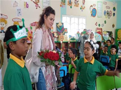 «يسرا اللوزي» تزور مدارس التعليم المجتمعي بالفيوم