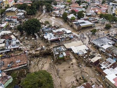 ارتفاع حصيلة ضحايا الانهيارات الطينية شمال فنزويلا إلى 43 قتيلا