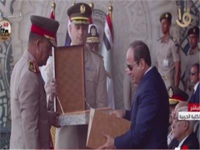 مدير الأكاديمية العسكرية المصرية يهدي الرئيس السيسي «المصحف الشريف»
