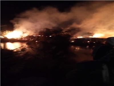 صور | قوات الحماية المدنية تحاول السيطرة على حريق هائل في قناطر نجع حمادي