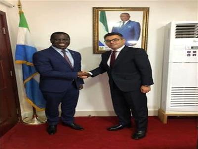 السفير المصري يقدم صورة أوراق اعتماده لوزير خارجية سيراليون