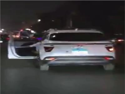 بعد سائق السويس المتهور.. شابان يفتحان أبواب سيارتهما بمصر الجديدة| فيديو