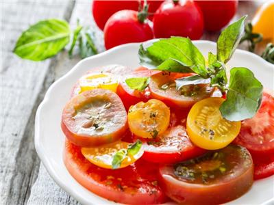 طريقة عمل سلطة الطماطم بالريحان