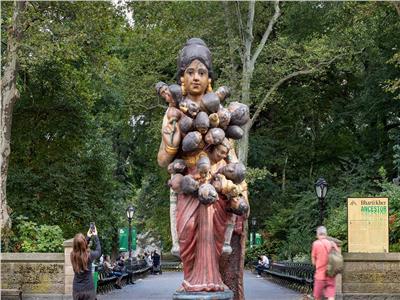 له 24 رأسًا.. تمثال «أنسيستور» يثير إعجاب السائحين في نيويورك