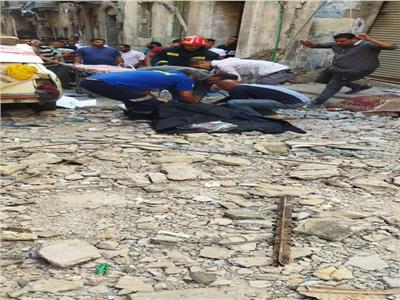 مصرع عامل إثر انهيار شرفة عقار أثناء ترميمها بالإسكندرية| صور 