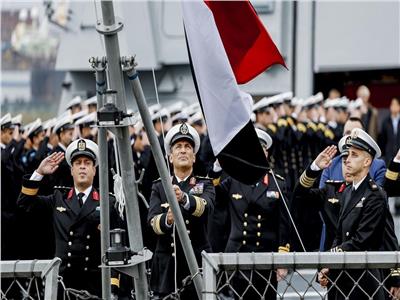 قائد القوات البحرية يرفع العلم المصري على الفرقاطة «العزيز» | صور وفيديو