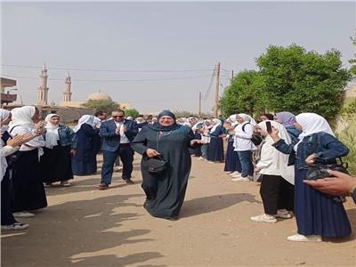 طلاب مدرسة ينظمون ممر شرفي للمديرة بعد خروجها على المعاش في بني سويف