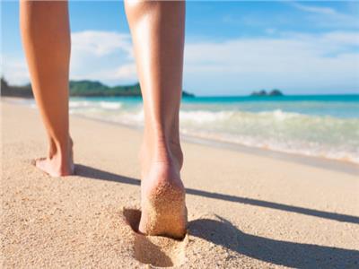 هل المشي على الرمال يخلص الجسم من الطاقة السلبية والكهرباء الزائدة به؟