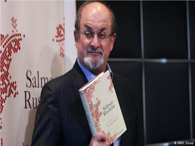   بعد الاعتداء عليه.. الكاتب سلمان رشدي يفقد بصره جزئياً وإحدى يديه