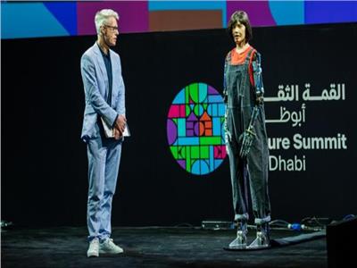 «آيدا» أول فنانة روبوت تتحدث لجمهور القمة الثقافية في أبوظبي 