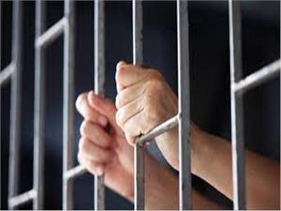 السجن المشدد 15 عاما لـ 4 أشخاص وغرامة نصف مليون لتهريب المواطنين للخارج 
