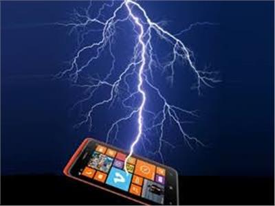 هل استخدام الهواتف المحمول أثناء البرق والرعد والأمطار يشكل خطر على الأنسان؟