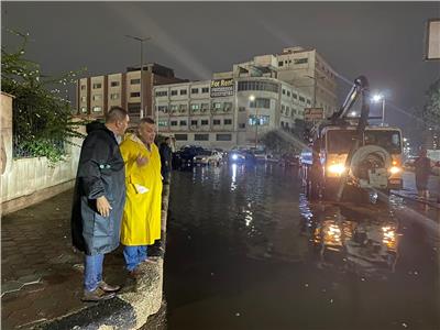 رؤساء أحياء القاهرة في الشوارع لشفط مياه الأمطار