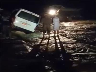 انقاذ ميكروباص من السقوط في مجرى السيول بوسط سيناء| فيديو