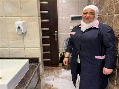 عاملة النظافة بعد عثورها على شيك بمليون جنيه .. إعلامي يطالب بشقة لها