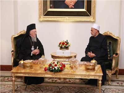 شيخ الأزهر يستقبل رئيس أساقفة القسطنطينية بمقر إقامتة في البحرين
