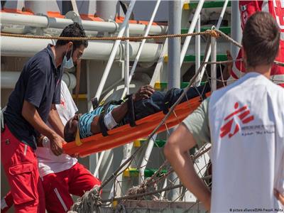 إيطاليا تسمح للقاصرين والمرضى بمغادرة سفينة إنقاذ وتمنع 35 مهاجرًا آخرين