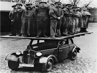 30 رجل أعلى سيارة.. قصة صورة لإثبات كفاءة «الماكينات الألمانية»