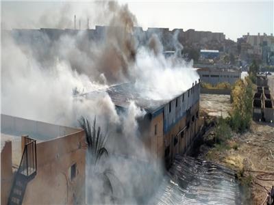15 سيارة إطفاء للسيطرة على حريق هائل بمصنع أحذية في الإسكندرية| صور 