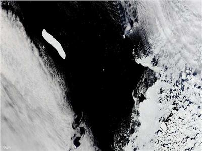 يدخل الممر الخطير «دريك» أكبر جبل جليدي في العالم 