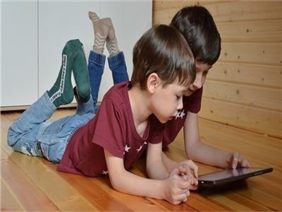 دراسة: وقت الشاشة يقلل مهارات الطفل اللغوية