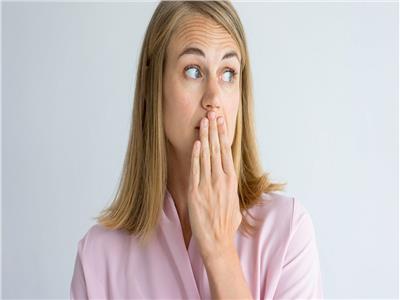 علاجات منزلية بسيطة لمكافحة رائحة الفم الكريهة