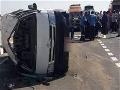 إصابة 17 عاملا نتيجة انقلاب سيارة على طريق السويس بالإسماعيلية