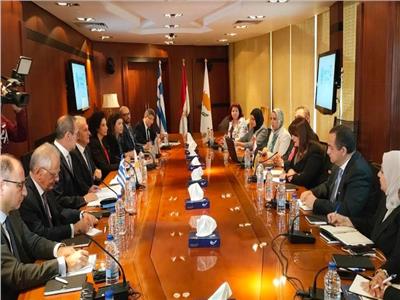 بدء القمة الثلاثية بين مصر وقبرص واليونان لإطلاق مبادرة العودة للجذور.. فيديو